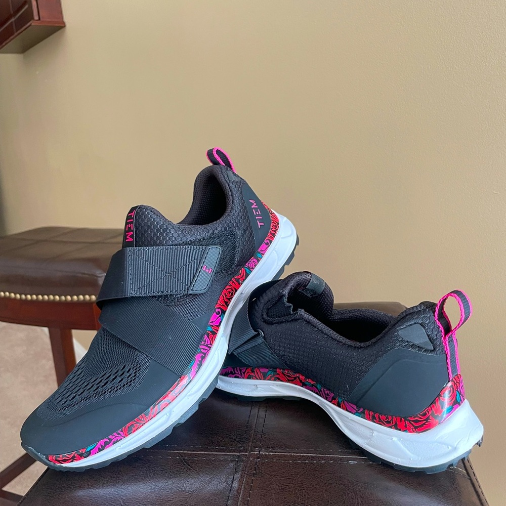 8.5 Tiem slipstream cycling shoes, spd cleats included